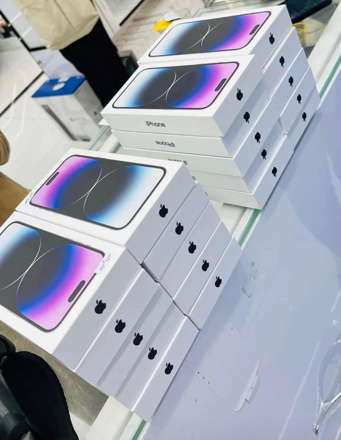 New Apple iPhone 14 Pro 1TB  All Colors  iOS 5G 48MP Triple Rear Camera — Apple Phones